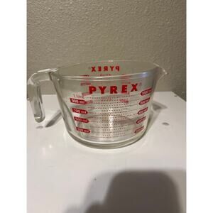 Pyrex 4 cup measuring bowl